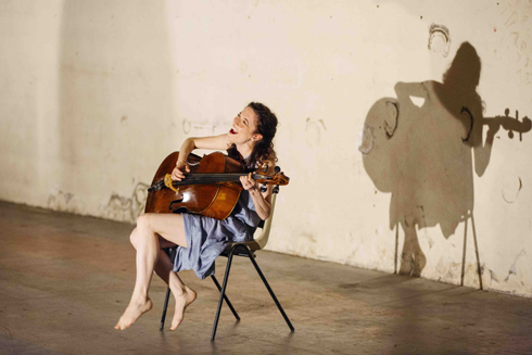 Laura Moody performing in 'dreamplay' (photo © Cesare De Giglio)